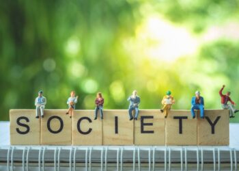 نواة المجتمع: ليست الأسرة وليس الفرد